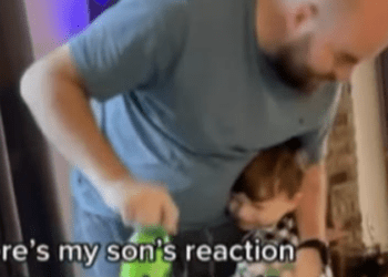 Niño regala un refresco a su papá por Navidad